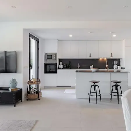 Modern With Sea View Apartmán