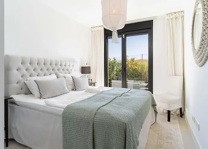 Modern With Sea View Apartment *